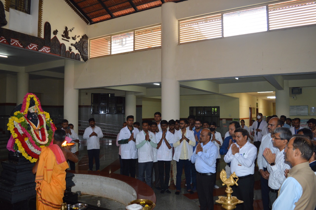 Vaidya Rajesh Kotecha, Secretary, Ministry of AYUSH, New Delhi visited JSS AYURVEDA MEDICAL COLLEGE &HOSPITAL  on 20.06.2022. His visit was in prelude to the International Yoga Day at Mysuru Palace.